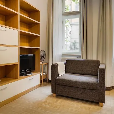 Deluxe In Prime Location Apartment *