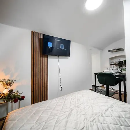 Secret Economy Oasis Apartment *