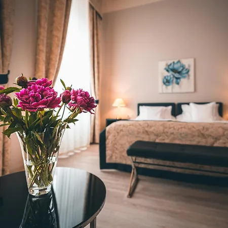 Julian Hotel 4*