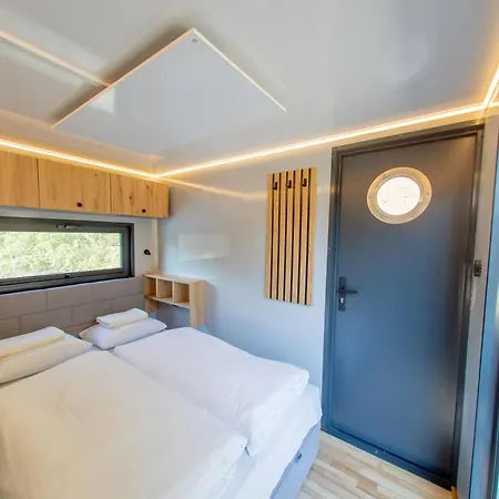 Botel Bay Houseboats