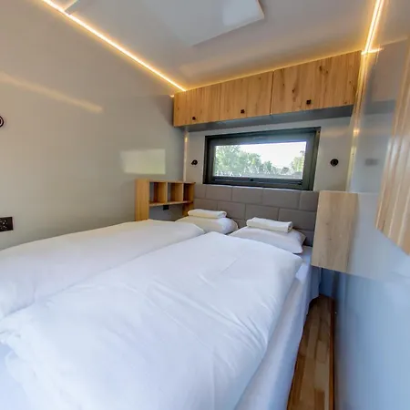 Bay Houseboats