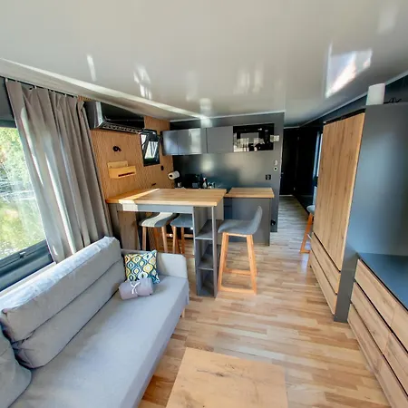 Botel Bay Houseboats
