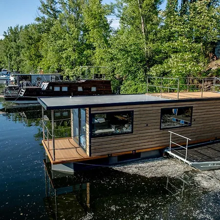Botel Bay Houseboats