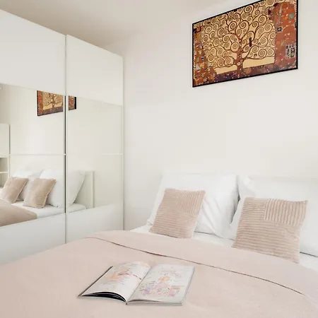 Apartment Three Bedroom Aparment With Terrace By Days Prague