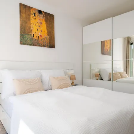 Three Bedroom Aparment With Terrace By Days Apartment