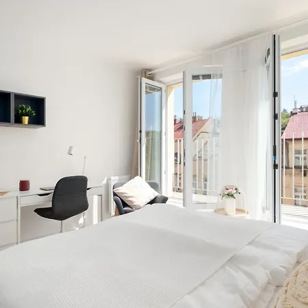 Apartment Three Bedroom Aparment With Terrace By Days