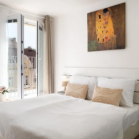Three Bedroom Aparment With Terrace By Days *