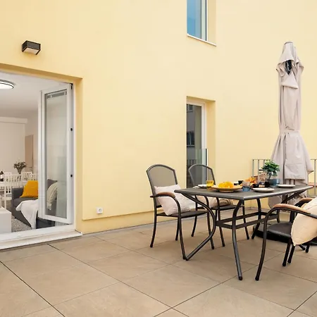 Three Bedroom Aparment With Terrace By Days Prague