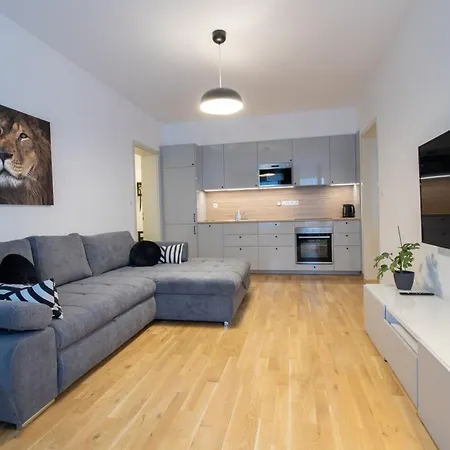 Krakovska Cr Apartment