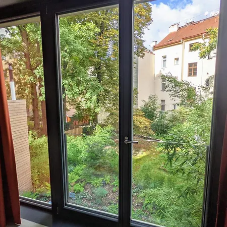 Romantic And Atypical In Prague's Montmartre Apartmán *