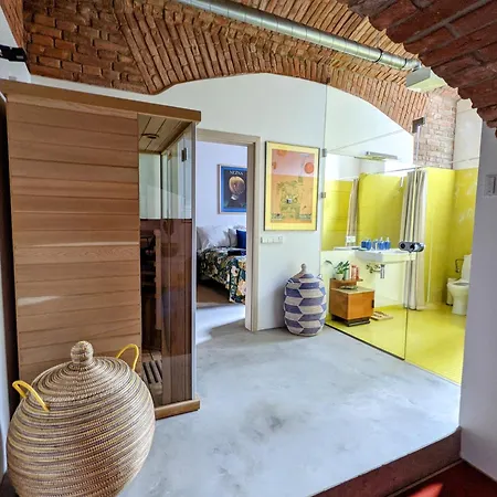 Romantic And Atypical In Prague's Montmartre Apartmán *