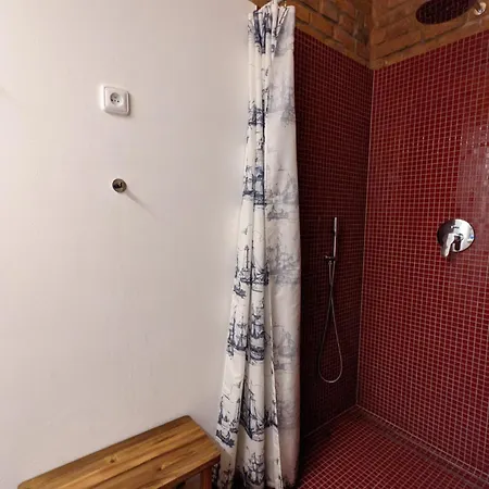 Romantic And Atypical In Prague's Montmartre Apartmán *