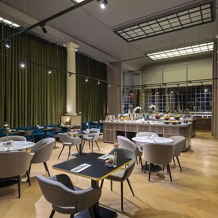 Hotel Nh Collection Carlo Iv 5*