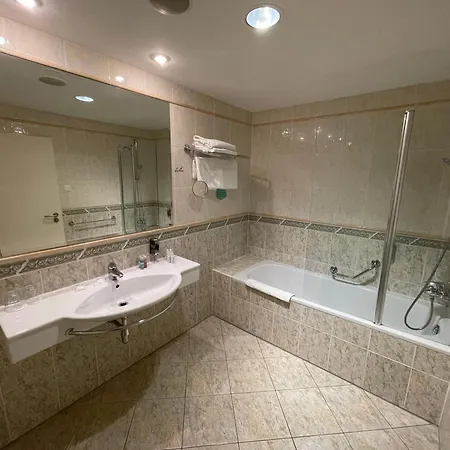 Ramada Centre Hotel 4*