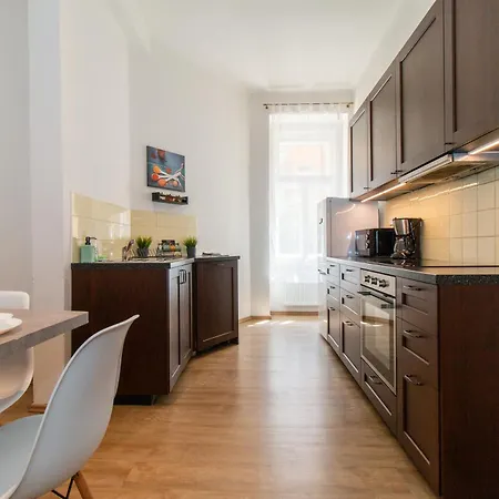 Apartment Riverside Cr *