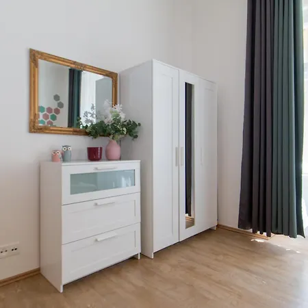 Apartment Riverside Cr *