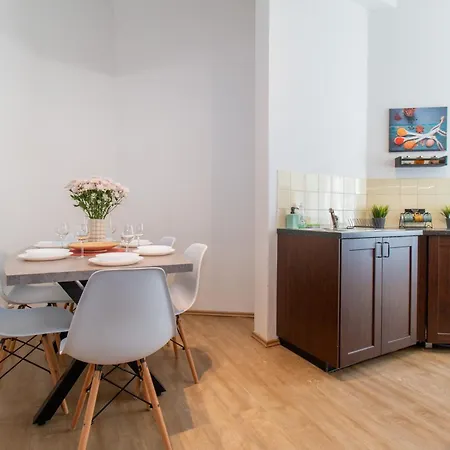 Riverside Cr Apartment *
