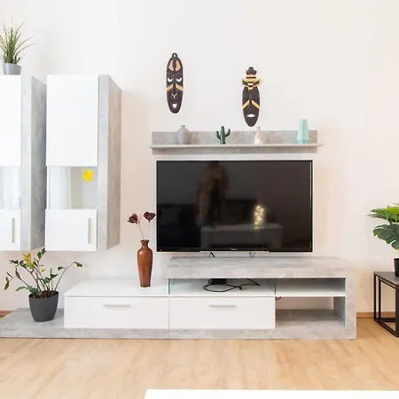 Riverside Cr Apartment
