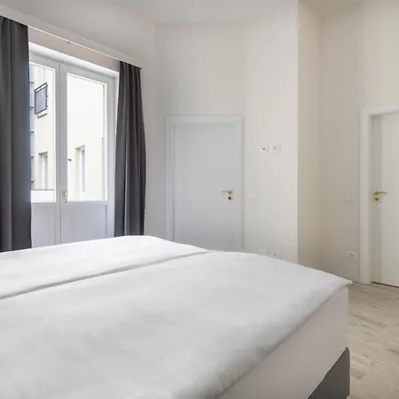 Kinsky Garden And By Dwellfort 4*