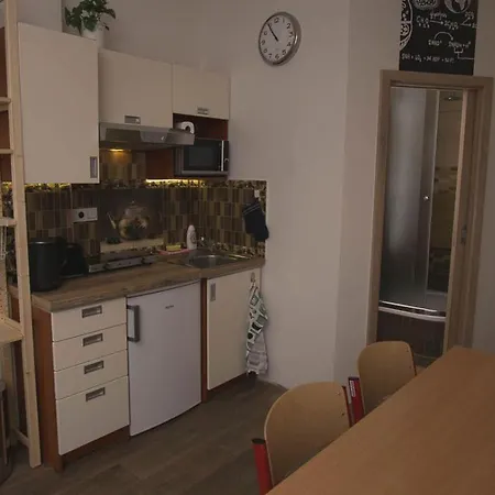 Apartmán School - Your Unique Place In By Metro Vysehrad *