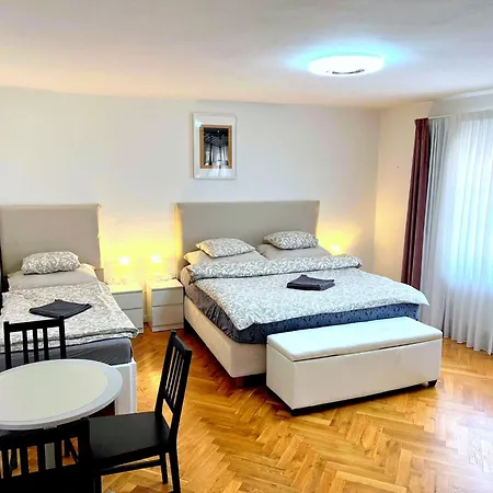 At The Blue Lion & Parking Assistance Homestay
