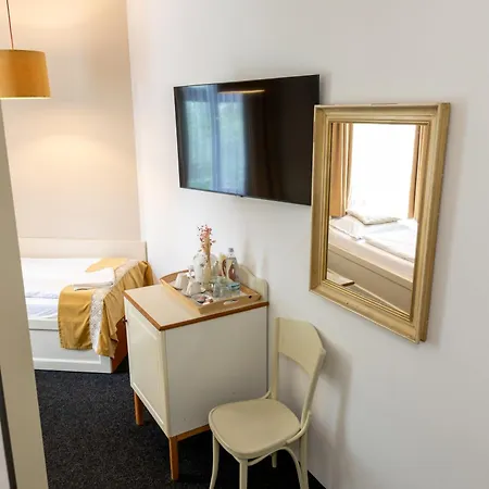 Sir Toby's Midtown Hostel
