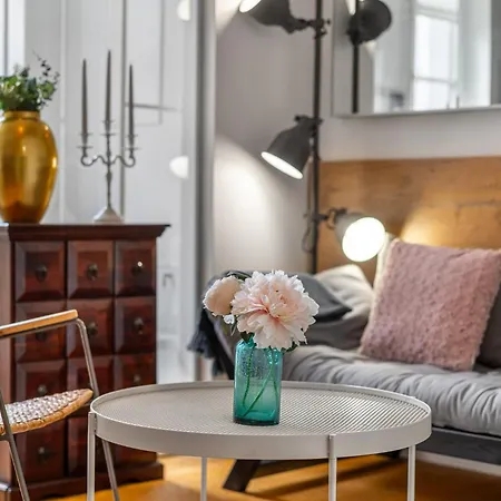 Elegant Located In The Centre Of Daire *