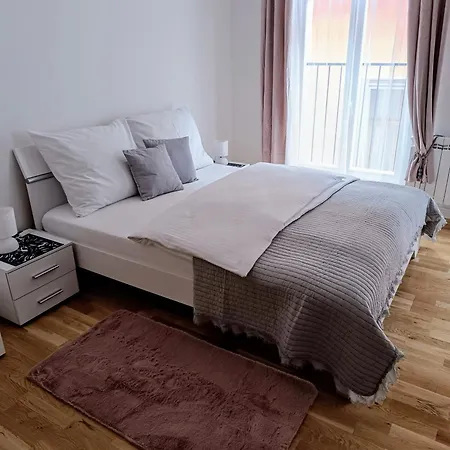 Gold Apartment *