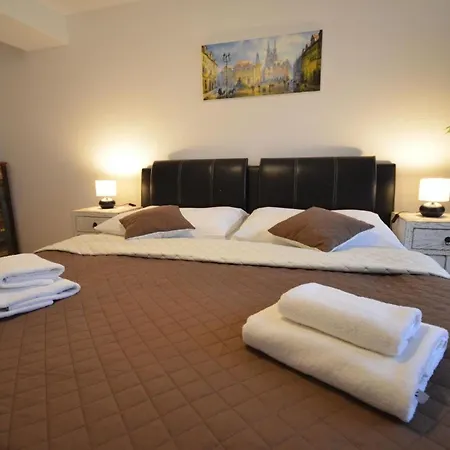 Dachgeschosswohnung Josefov Fuer 8 Personen In Apartment *