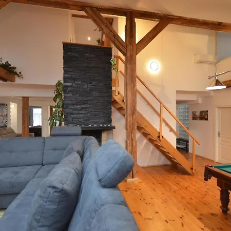 Dachgeschosswohnung Josefov Fuer 8 Personen In *