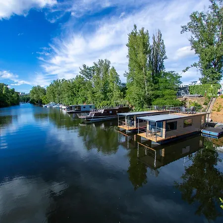 Botel Bay Houseboats