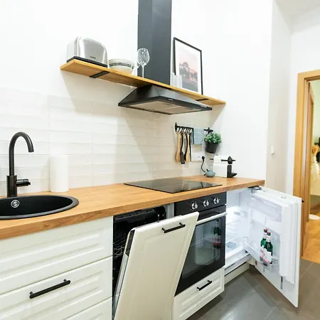 Modern & Spacious Near The Old Town *
