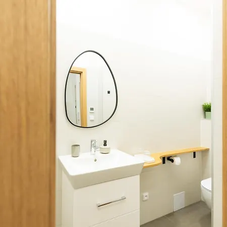 Modern & Spacious Near The Old Town Apartment *