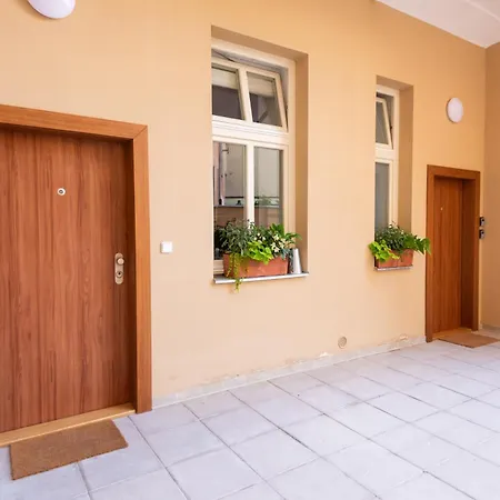 Modern & Spacious Near The Old Town Apartment *