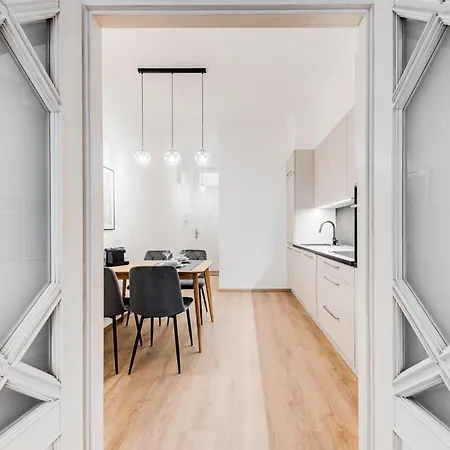 One Bedroom At Sokolovska Apartment *