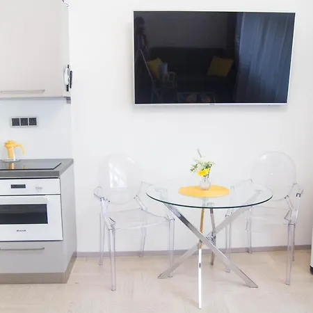 New Exclusive With Ac Nearby Metro Apartment