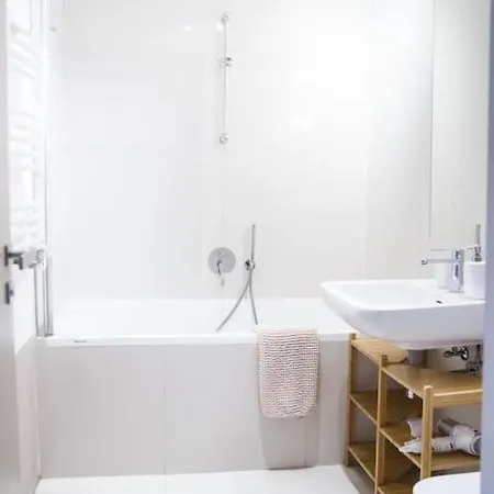 New Exclusive With Ac Nearby Metro Apartment *
