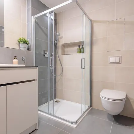Apartament Bright 2br - 4th Floor, Balcony, Free Parking By Gravity *