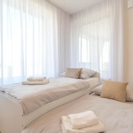 Bright 2br - 4th Floor, Balcony, Free Parking By Gravity Praga
