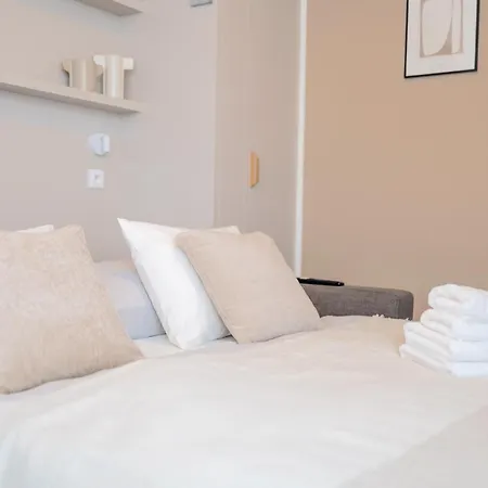 Bright 2br - 4th Floor, Balcony, Free Parking By Gravity * Praga