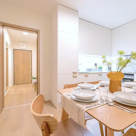 Bright 2br - 4th Floor, Balcony, Free Parking By Gravity Apartament