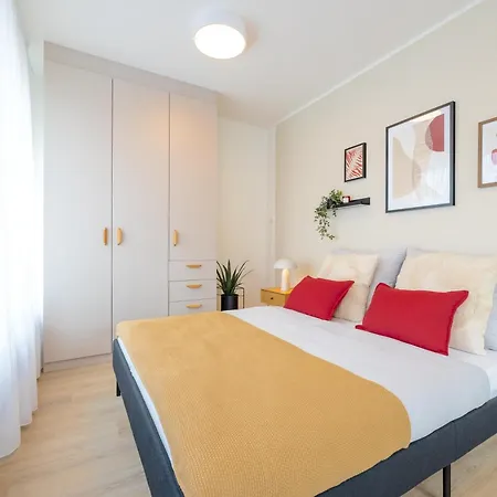 Bright 2br - 4th Floor, Balcony, Free Parking By Gravity Apartament *