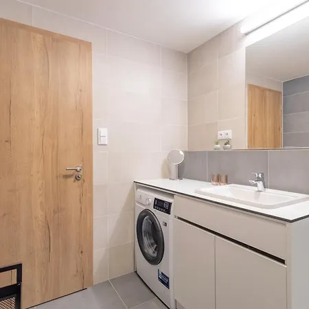 Apartament Bright 2br - 4th Floor, Balcony, Free Parking By Gravity Praga