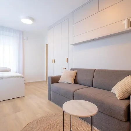Apartament Bright 2br - 4th Floor, Balcony, Free Parking By Gravity