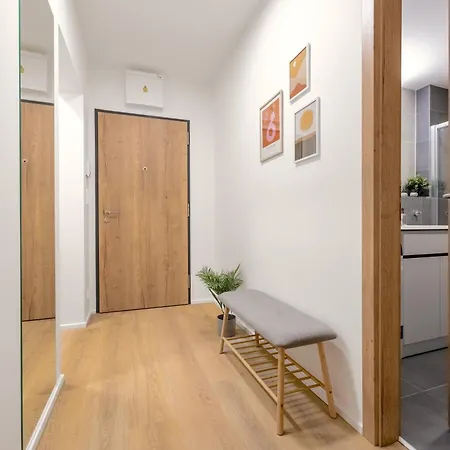 Bright 2br - 4th Floor, Balcony, Free Parking By Gravity Apartament Praga