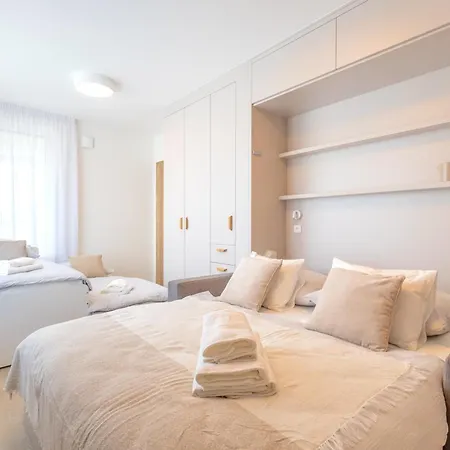 Bright 2br - 5th Floor, Balcony, Free Parking By Gravity * Prague