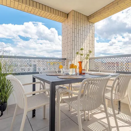 Apartment Bright 2br - 5th Floor, Balcony, Free Parking By Gravity Prague