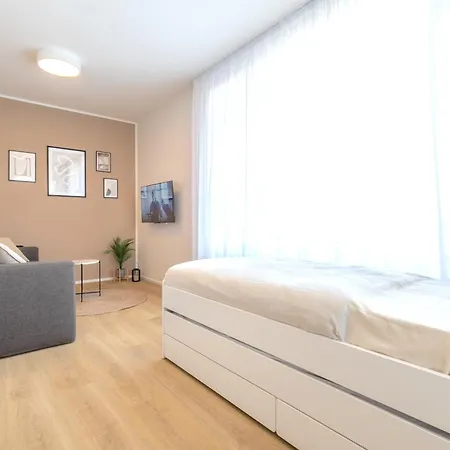 Bright 2br - 5th Floor, Balcony, Free Parking By Gravity Prag