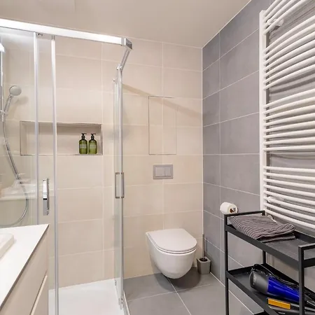 Bright 2br - 5th Floor, Balcony, Free Parking By Gravity Apartment Prague