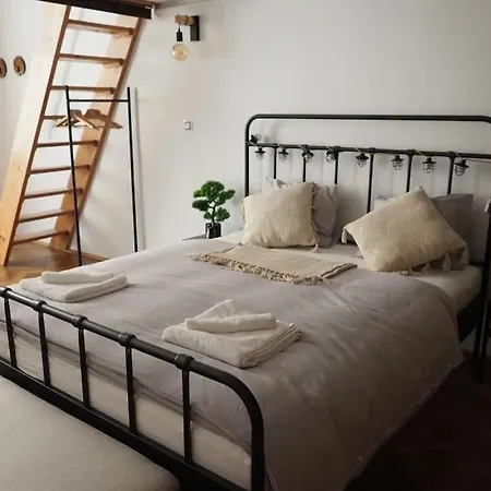 Victoria Apartment *